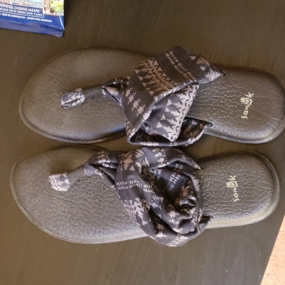 Sanuk sandals - Picture 2 of 2